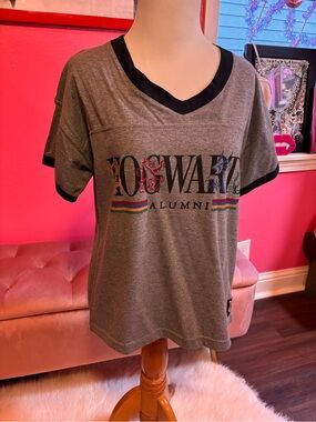 Wizarding World Universal Hogwarts Alumni tee Large